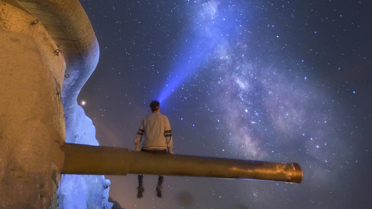 El autor contempla la inmensidad cósmica desde un cañón de Cabo Silleiro