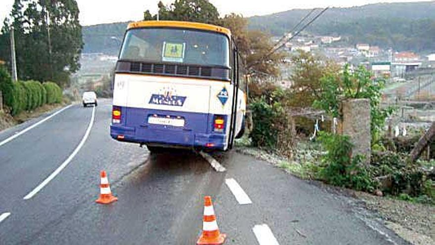 El autobús de Meaño estuvo a punto de volcar en una cuneta.