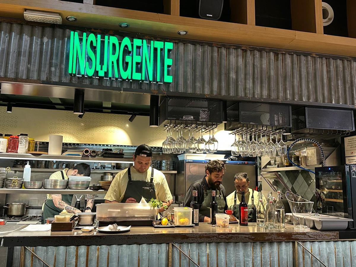 Genaro Celia (Colombia) y Agustín Mikielievich (Argentina) al frente de la cocina de Insurgente.