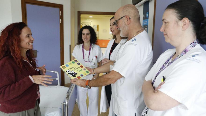 Ana Solís, Olaya González, Aránzazu Muñoz, Miguel Rodríguez –que sostiene el nuevo libro– y Paula Gutiérrez, ayer, en una habitación en la planta de Materno Infantil del Hospital San Agustín.  | MARA VILLAMUZA