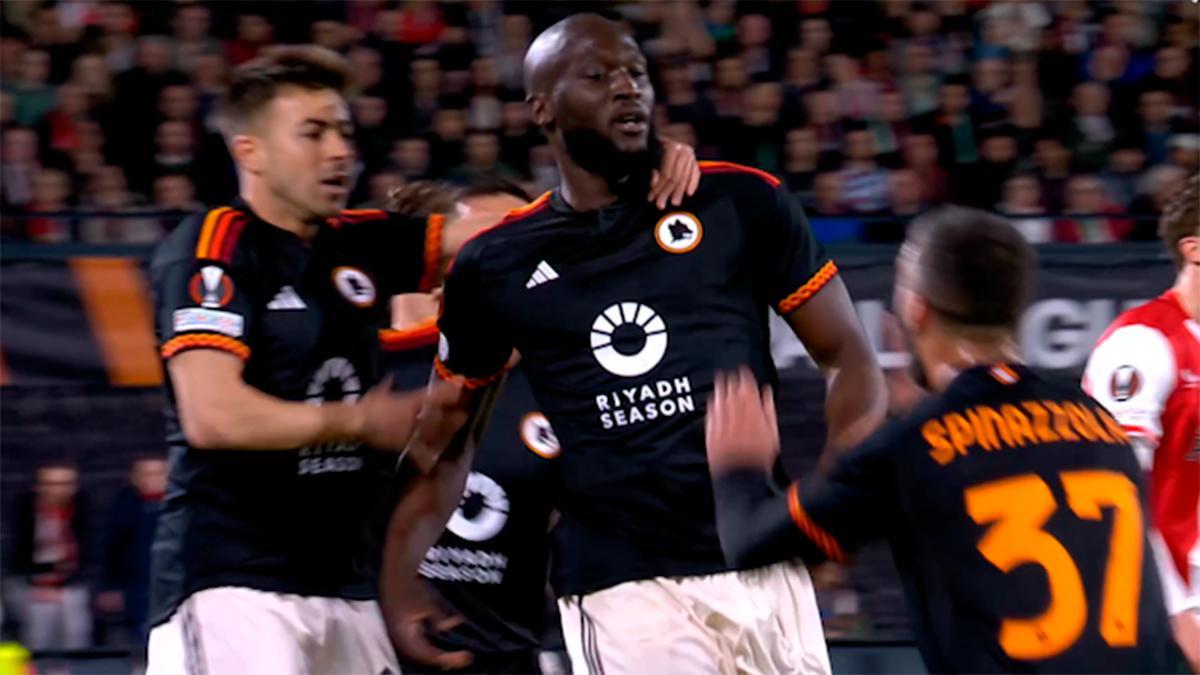 Lukaku celebra su gol al Feyenoord