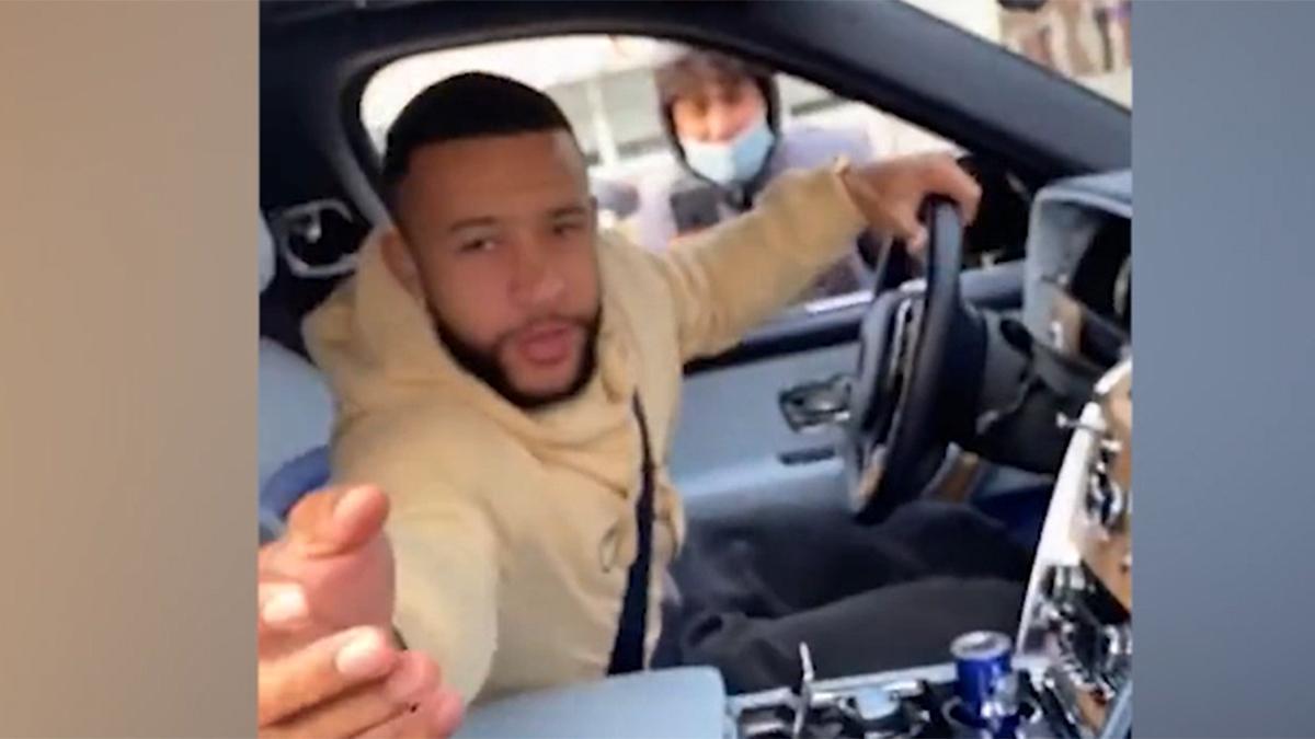 ¡Memphis se lleva el móvil de un aficionado! El joven no se lo puede creer y reacciona así