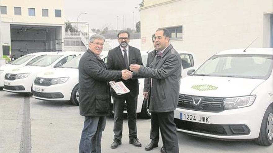 Mezquita Motor entrega a Aucorsa seis Dacia Sandero para los relevos