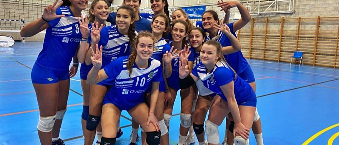 Las jugadoras del Club Voleibol Oviedo, el sábado, tras su victoria frente al Fertiberia Los Campos. | C. V. O.