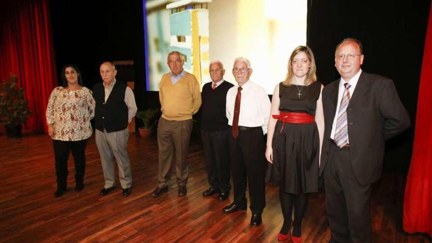 Por la izquierda, Rosa María García Álvarez, José María Cuervo Ovies, Balbino Martínez Castelao, Manuel Bascoiz Rivadilla, Lorenzo Peláez Fernández, Gloria María García y José Ramón Suárez, ayer, en la Casa de Cultura.