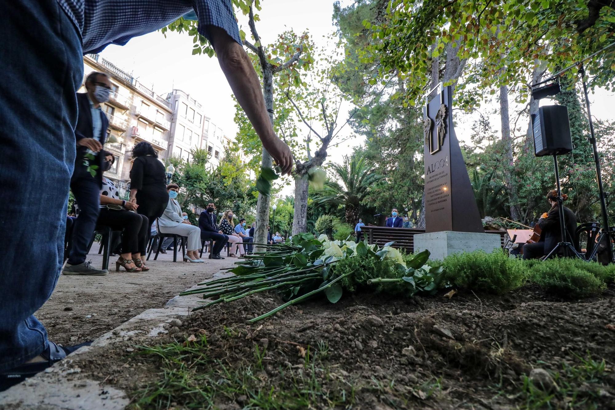 Alcoy homenajea a los 81 fallecidos a causa de la Covid 19