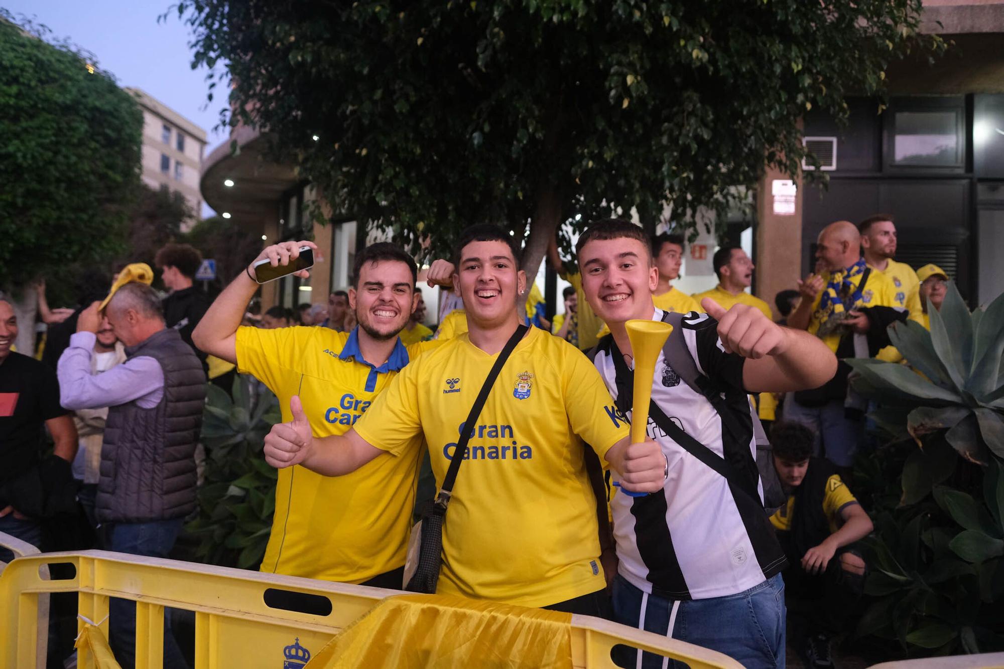 Los aficionados de la UD Las Palmas reciben la guagua con los jugadores antes del derbi