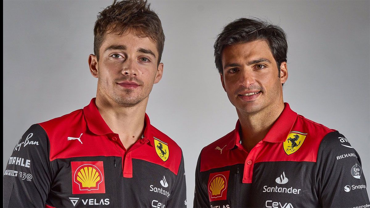 Leclerc y Sainz, con la nueva equipación de Ferrari