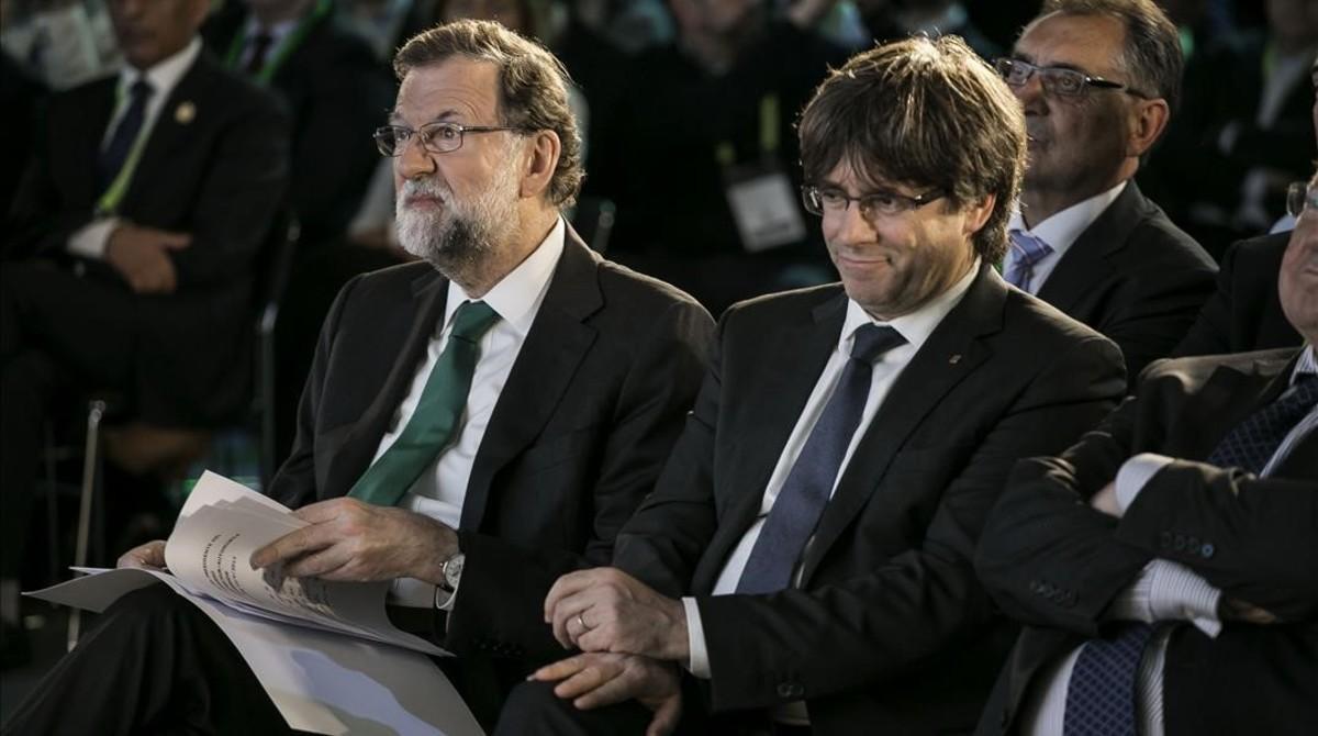 Mariano Rajoy y Carles Puigdemont, en el pasado Salon Auotmobile de Barcelona, en mayo.