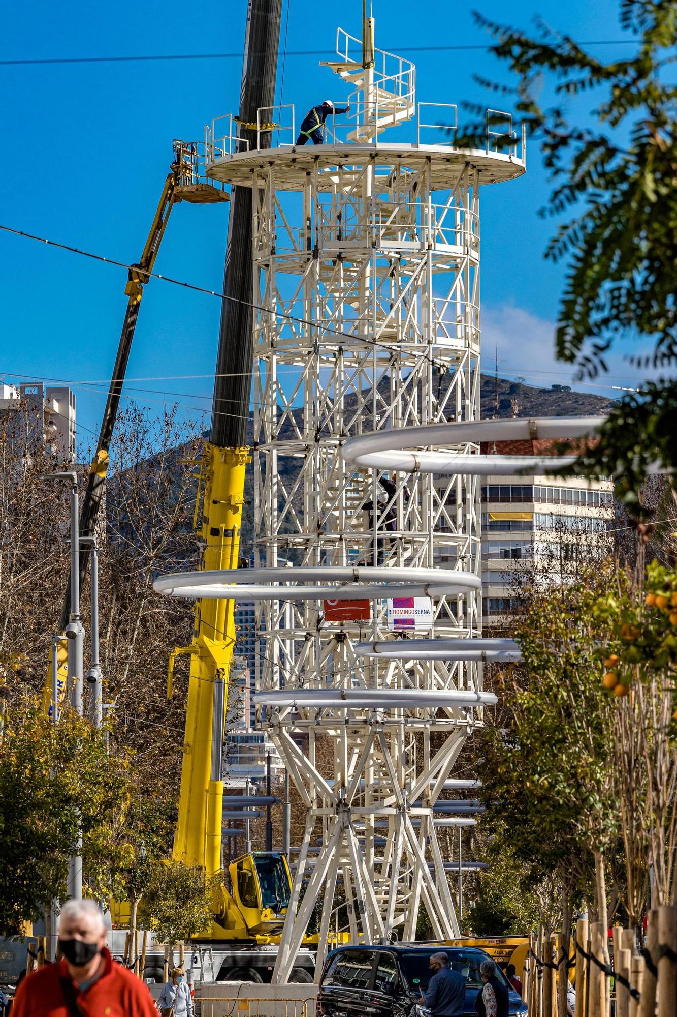 Las maquinarias y operarios han trabajado en colocar las últimas piezas de la estructura principal.