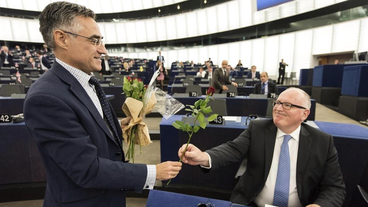 El diputado del PDeCAT en el Parlamento Europeo Ramon Tremosa entrega una rosa al vicepresidente de la Comision Europea, Frans Timmermans, durante el debate de la Eurocámara sobre Catalunya en Estrasburgo