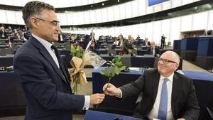 El diputado del PDeCAT en el Parlamento Europeo Ramon Tremosa entrega una rosa al vicepresidente de la Comision Europea, Frans Timmermans, durante el debate de la Eurocámara sobre Catalunya en Estrasburgo.