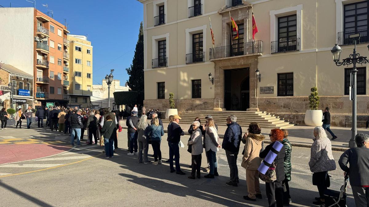 Personas Mayores de Paterna para apuntarse al viaje de Toledo programado por el ayuntamiento en el mes de mayo.
