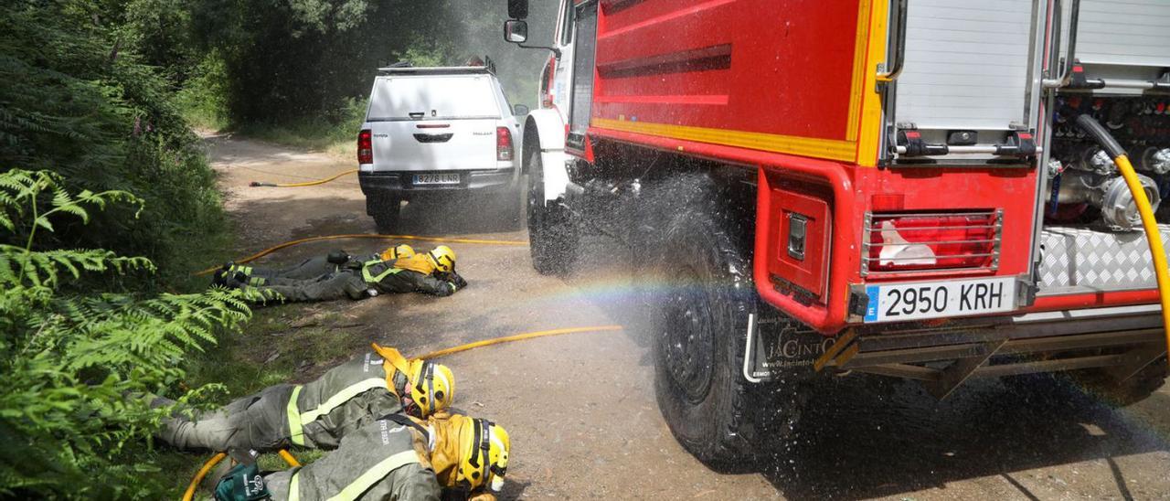 Bomberos en un simulacro de incendio forestal este verano.   | // ANXO GUTIÉRREZ