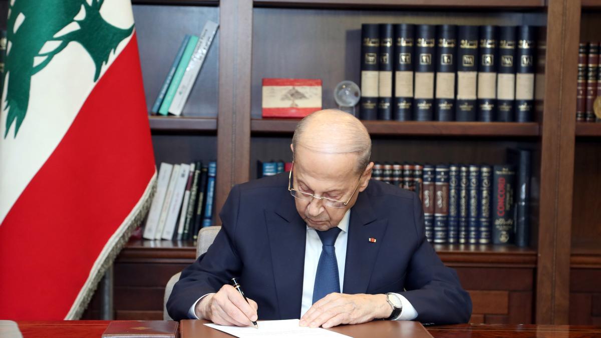El presidente del Líbano, Michel Aoun, firma el acuerdo sobre la frontera marítima con Israel.
