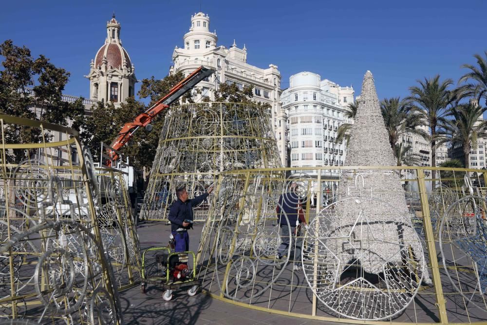 Montaje del árbol de navidad del Ayuntamiento de València