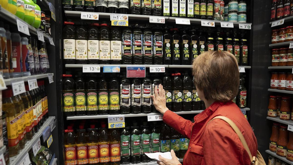 Una mujer compra aceite en un supermercado de Barcelona