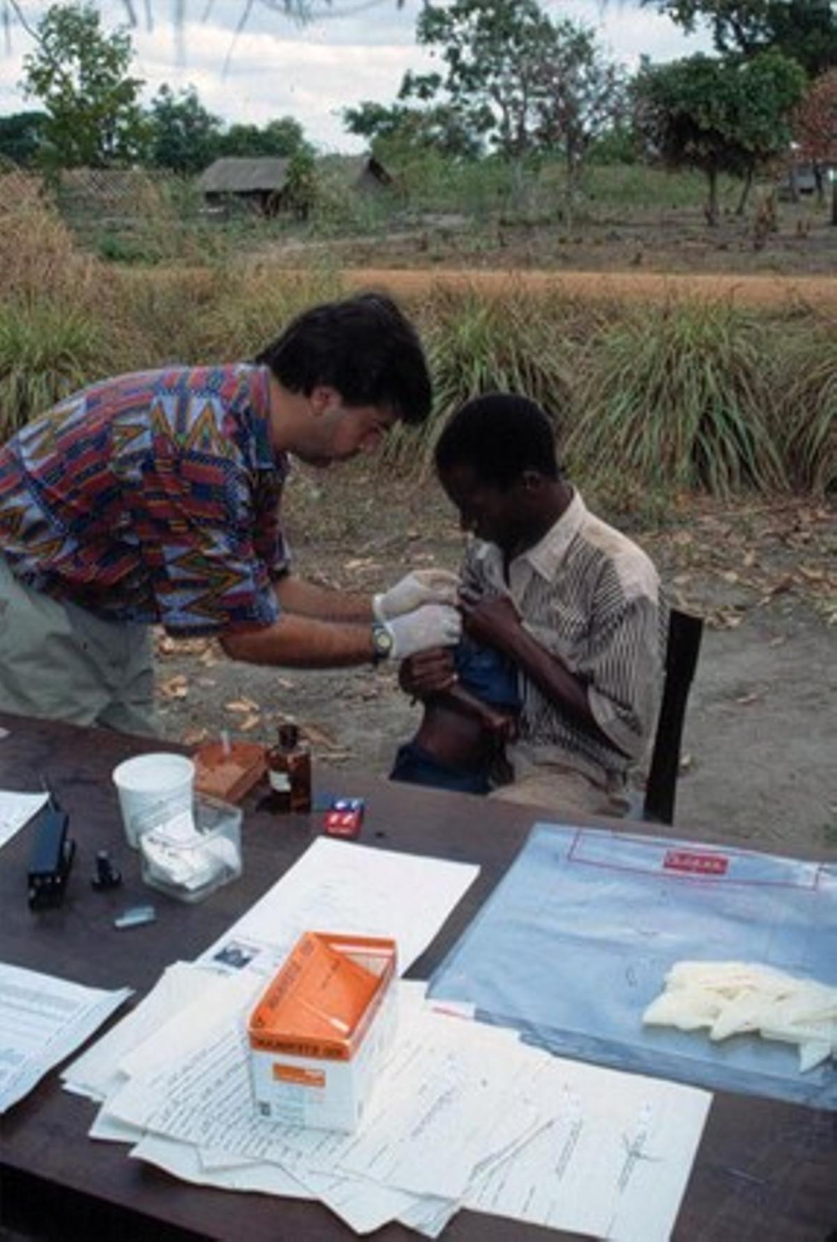El doctor Pedro Alonso, vacunant a l’hospital de Moçambic.