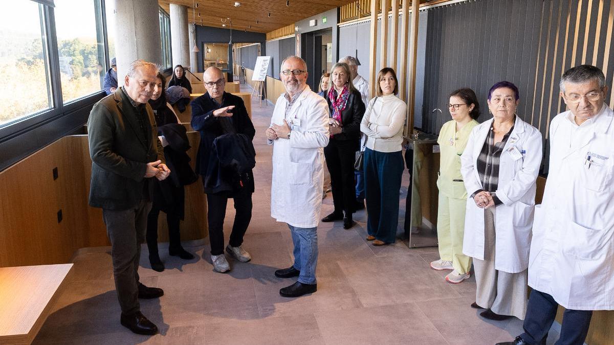 El conselleiro de Sanidade, recibiendo explicaciones sobre la nueva área de espera de Oncología.