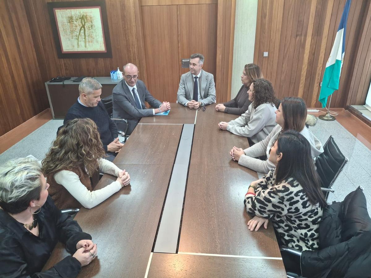 El consejero de Educación y Formación Profesional Víctor Marín, se reúne con el alcalde de San Pedro del Pinatar, Pedro Javier Sánchez, los equipos directivos y representantes de las Ampas de los colegios Los Pinos y Maspalomas