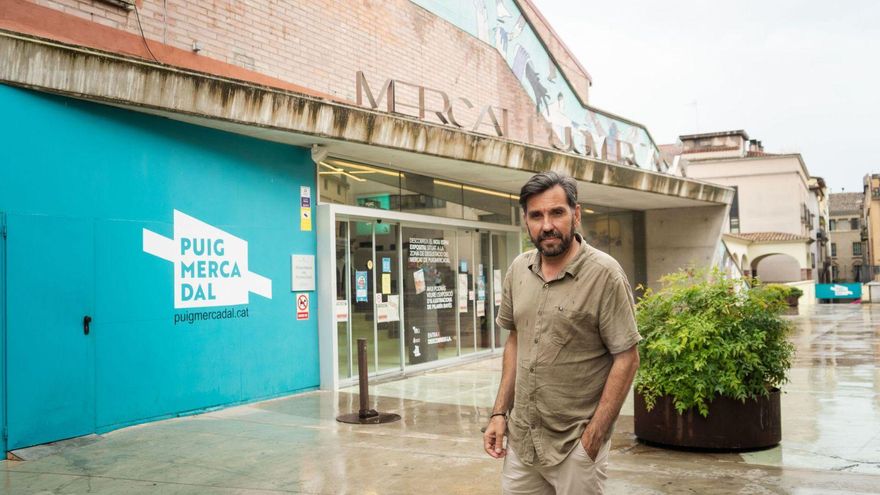 Javier Guzmán davant de la porta principal del Mercat Puigmercadal de Manresa el passat dimecres