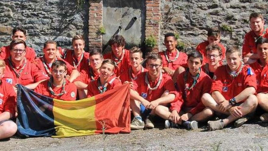 El grupo de scouts belgas, posando en Murias.