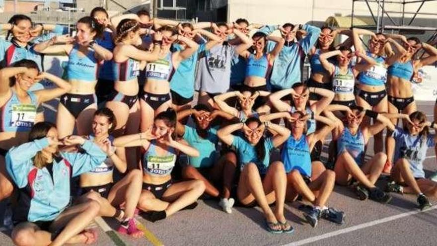 Las altetas del Atletismo Femenino Celta festeja su segundo puesto. // @CeltaAtletismo