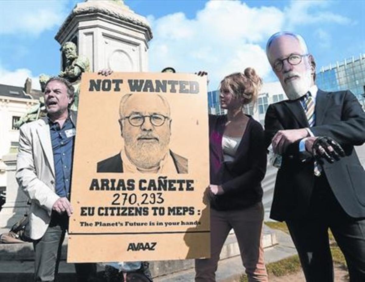 Uns manifestants protesten per la candidatura de Cañete, a Brussel·les.