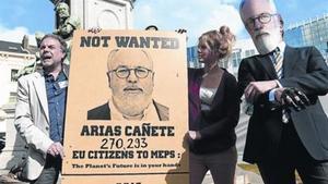 Uns manifestants protesten per la candidatura de Cañete, a Brussel·les.