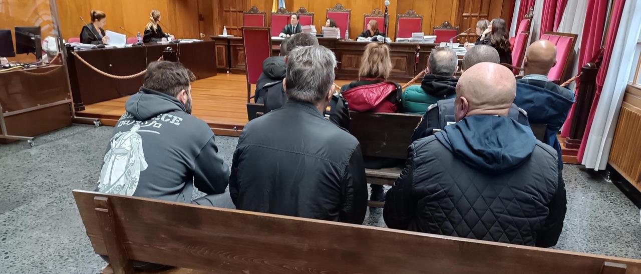 Siete acusados de la operación Reditus –Javillo, en primer fila–, en la sesión de juicio del martes.
