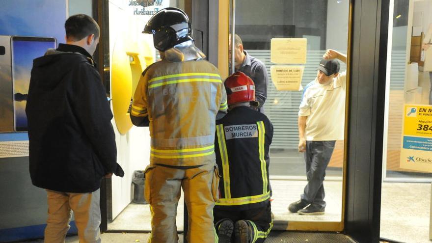 Bomberos trabajan para liberar a las personas encerradas.