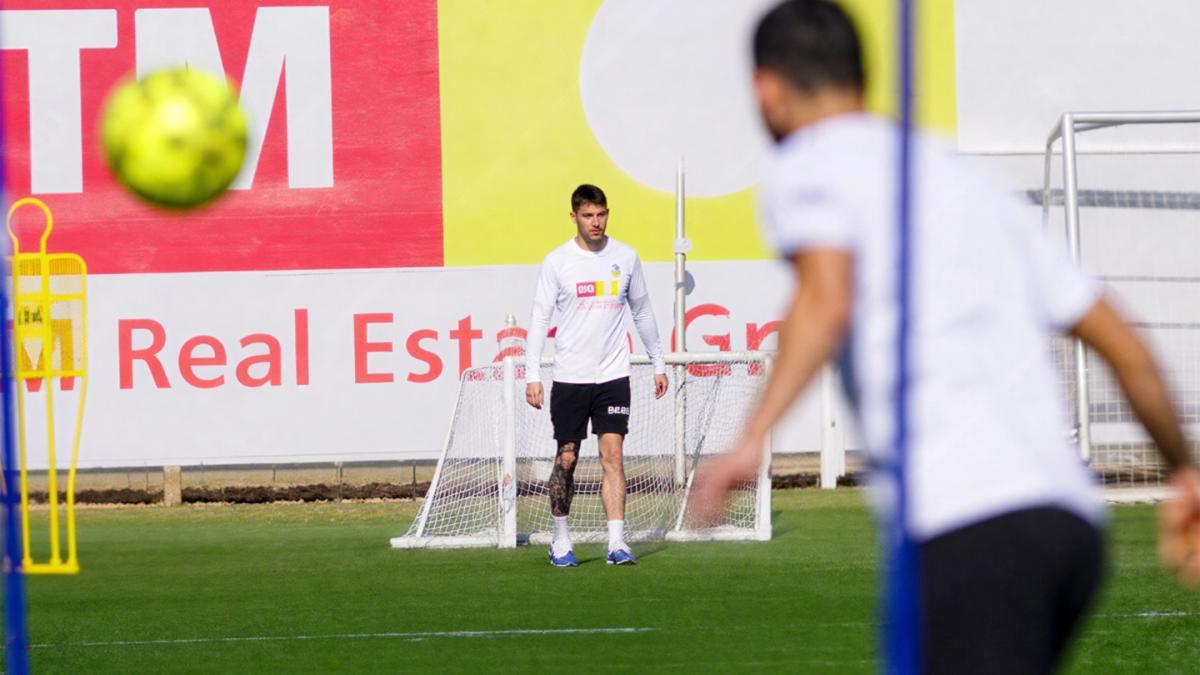 Renzo Saravia, durante un entrenamiento en Paterna