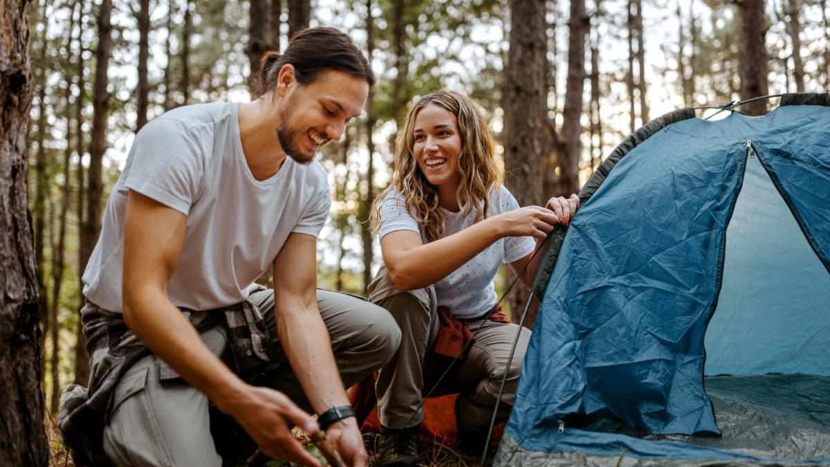 Un básico para aventureros: este es el saco de dormir número 1 en ventas para tus acampadas con amigos