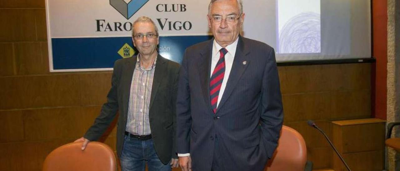 Francisco J. Rubia (dcha.) fue presentado por el psicólogo clínico Alejandro Torres. // Ricardo Grobas