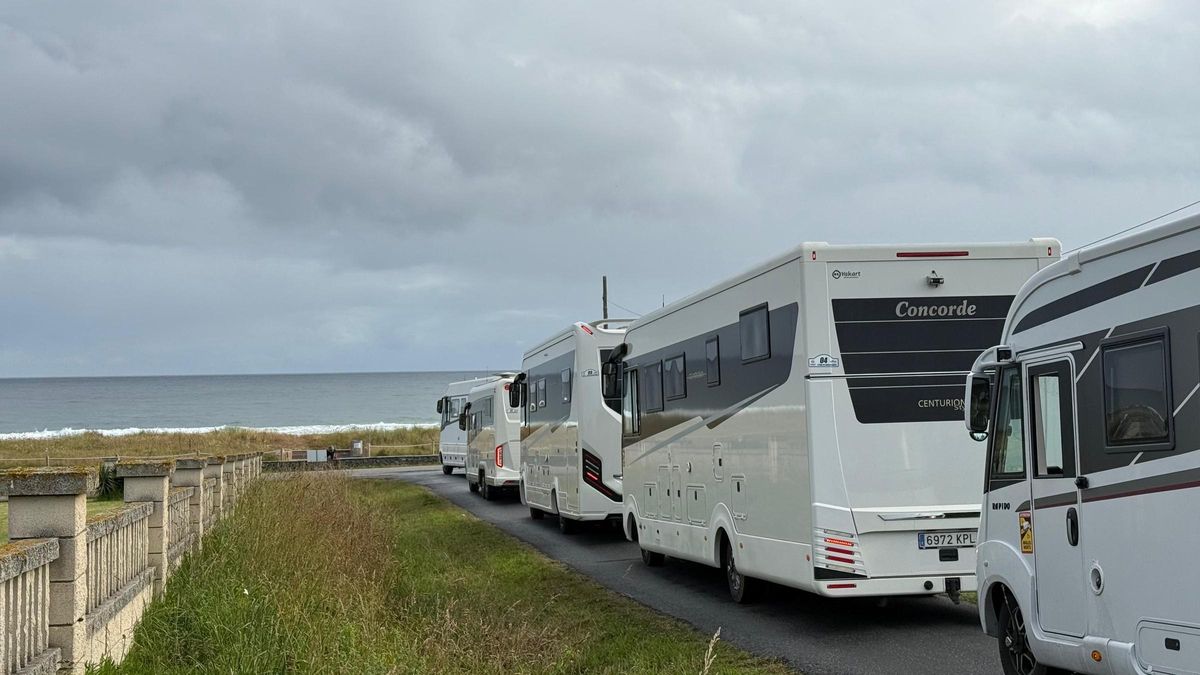 Las autocaravanas durante la ruta marítima por Ribeira antes de salir hacia O Salnés.