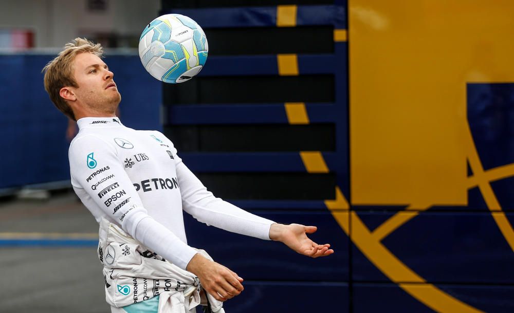 En Austria, Rosberg se divertía jugando al fútbol antes de tomar su Mercedes. La carrera no le iría tan bien. Acabó cuarto y su máximo rival, Hamilton, volvió a ser primero en meta.