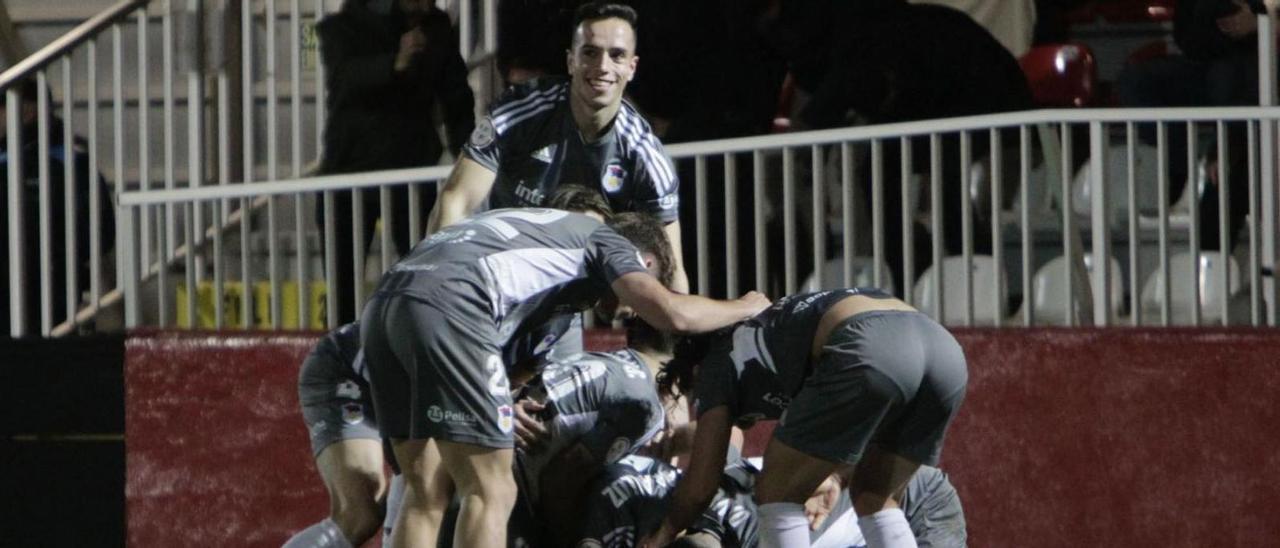 Los jugadores del Langreo celebran uno de los goles ante el Laredo. |