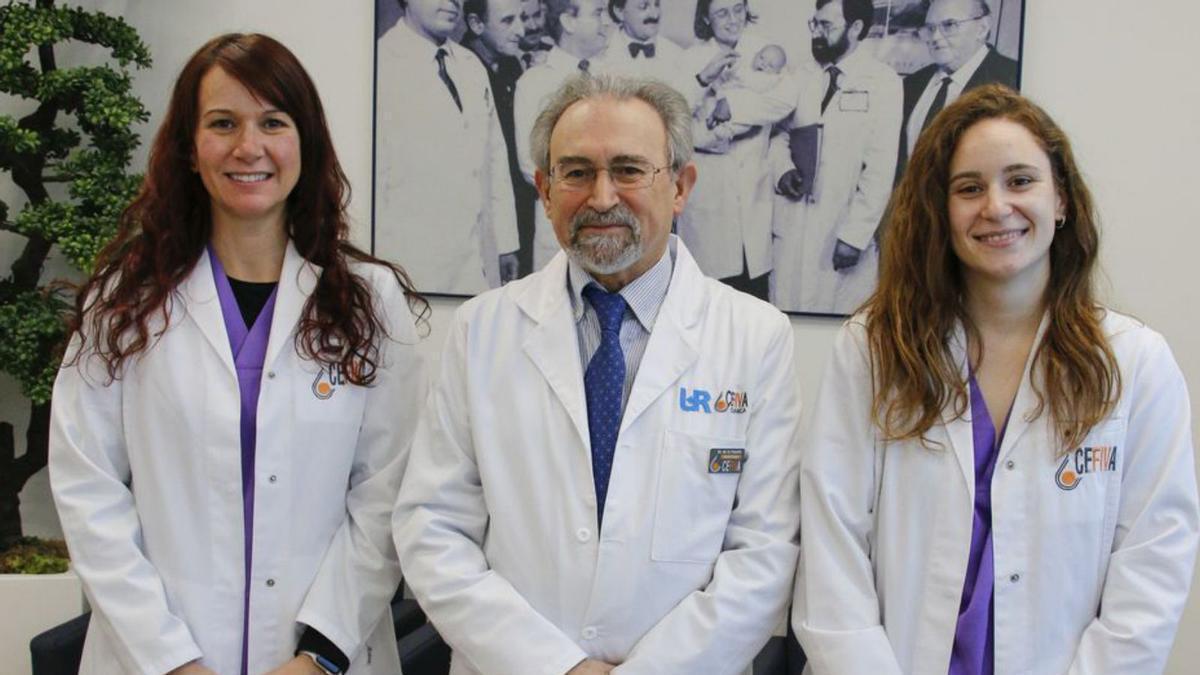 El Dr. Pedro de la Fuente con Pilar Nieto e Inma Barros, embriólogas del equipo UR CEFIVA.|Pablo Solares.