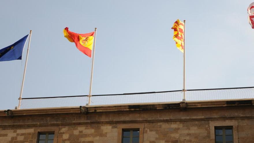 La teulada de l&#039;ajuntament de Manresa ambla bandera espanyola