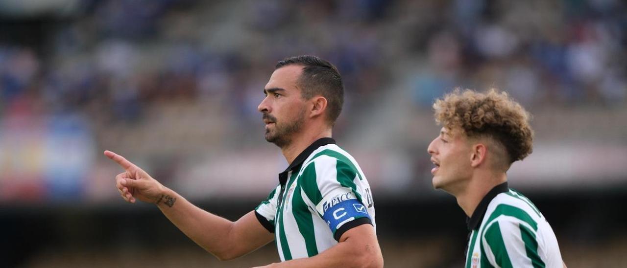 De las Cuevas y Simo celebran uno de los cinco goles del Córdoba CF en Chapín, hace un año.