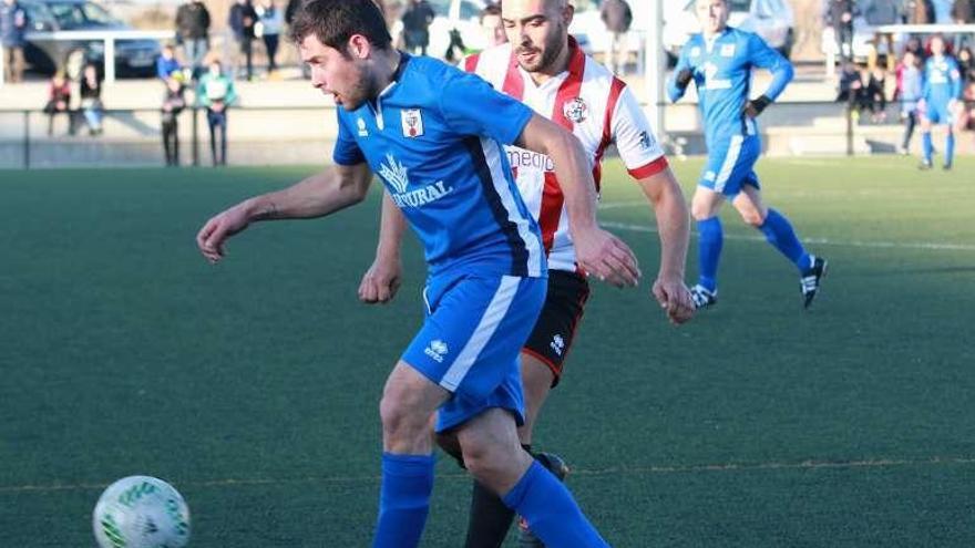 Un jugador de la Toresana salva la entrada de un rival.