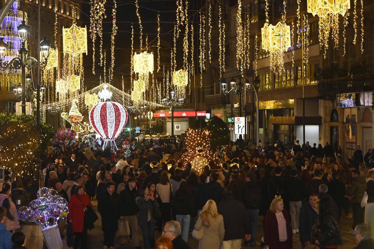 Calles de Vigo durante el mes de diciembre con las luces de Navidad encendidas