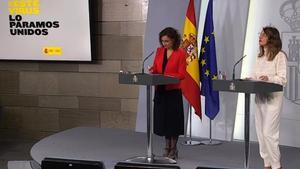 GRAF3131. MADRID, 29/03/2020.-Captura de la se?al institucional del Palacio de la Moncloa.- La ministra de Hacienda y portavoz del Gobierno, Mar?a Jes?s Montero, y la ministra de Trabajo Yolanda D?az durante la rueda de prensa tras el Consejo de Ministros extraordinario, este domingo, en el que se ha aprobado la paralizaci?n de todas las actividades no esenciales a partir del lunes como una medida excepcional. EFE/MONCLOA