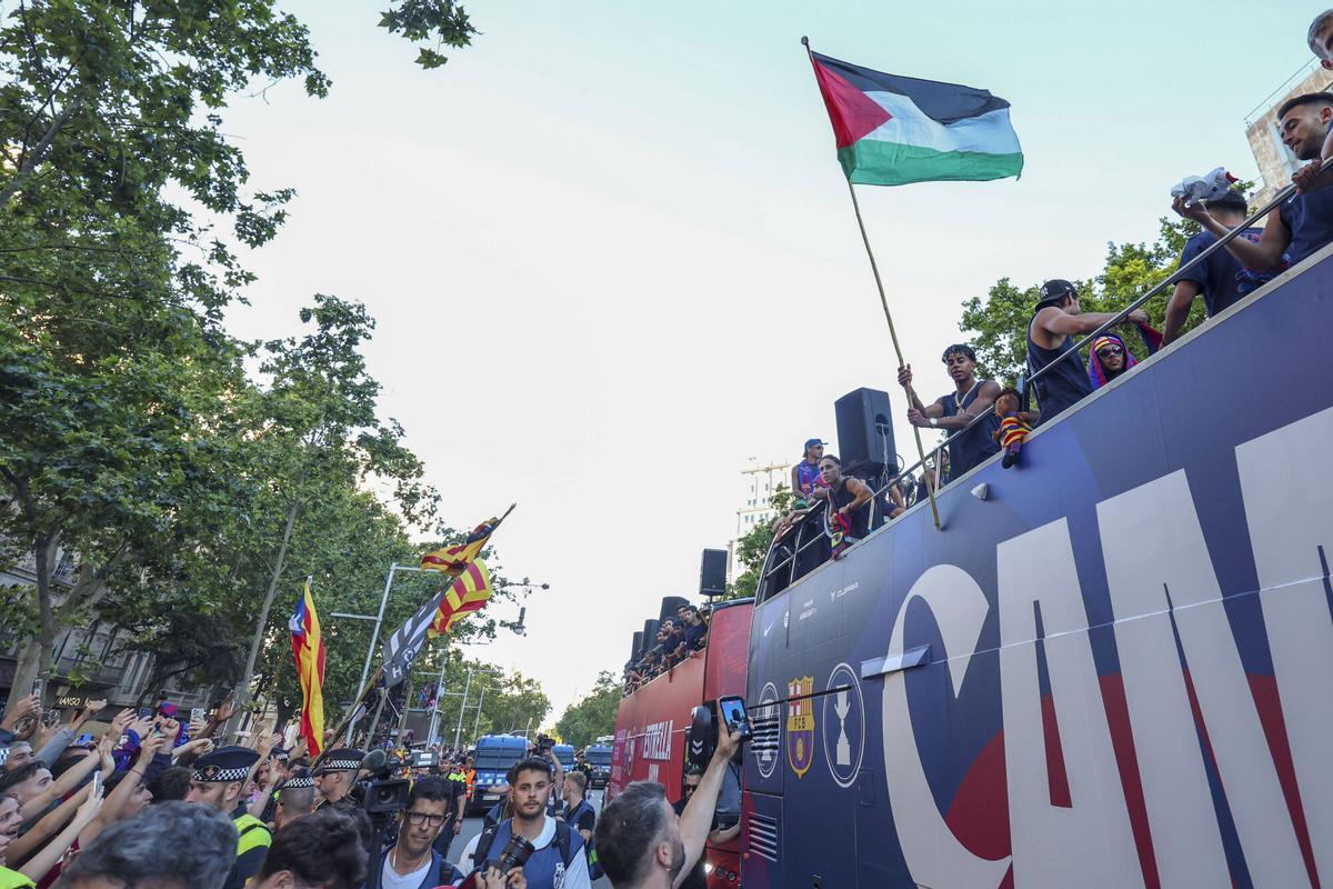 Lamine Yamal, con la bandera de Palestina durante la rúa de los campeones este lunes.
