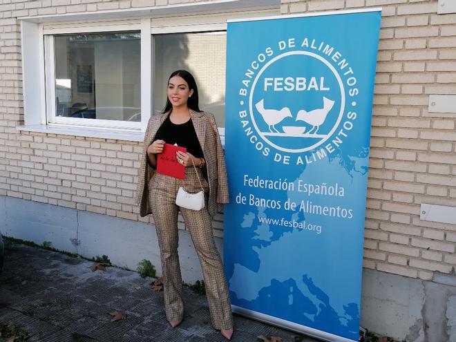 Georgina Rodríguez con traje de chaqueta y pantalón de campana