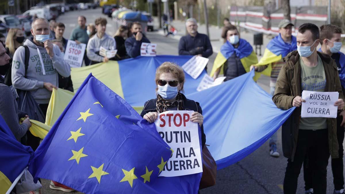 Ucranianos y rusos protestan ante el consulado de Rusia en Barcelona