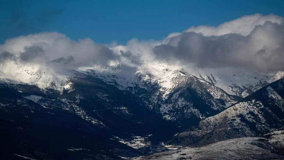 El vídeo de la esquiadora Ares Masip al ser empujada por un alud en Andorra
