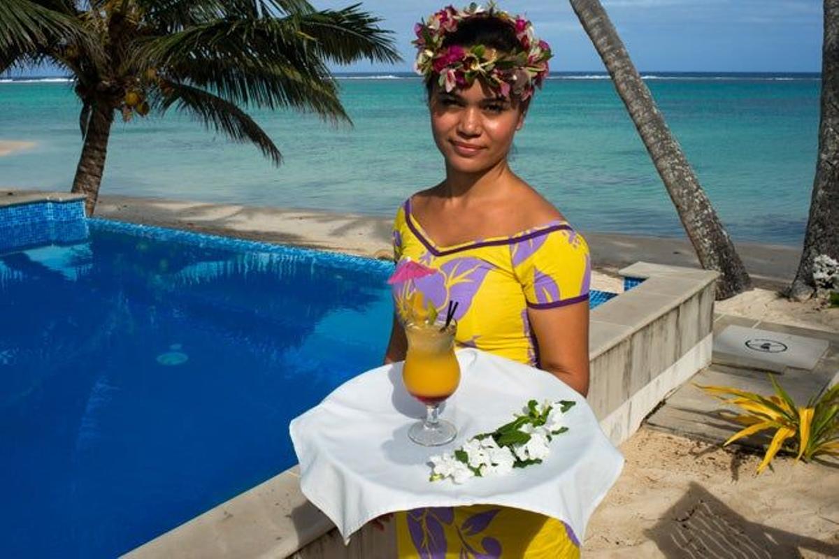 Camarera del lujoso Little Polynesian Resort en Rarotonga.