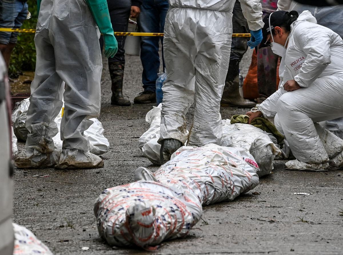 Equipos de rescate trabajan buscan desaparecidos tras una avalancha en Quetame, Colombia