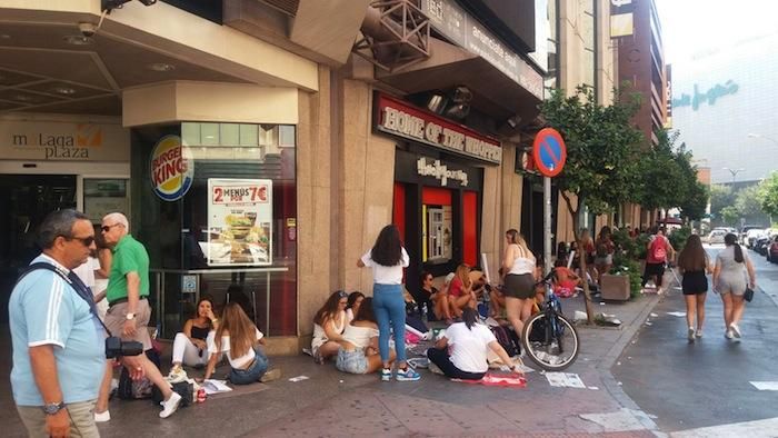 Fans esperando a Maluma en Fnac